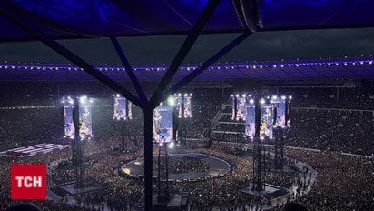 Солист Metallica со сцены поддержал украинку