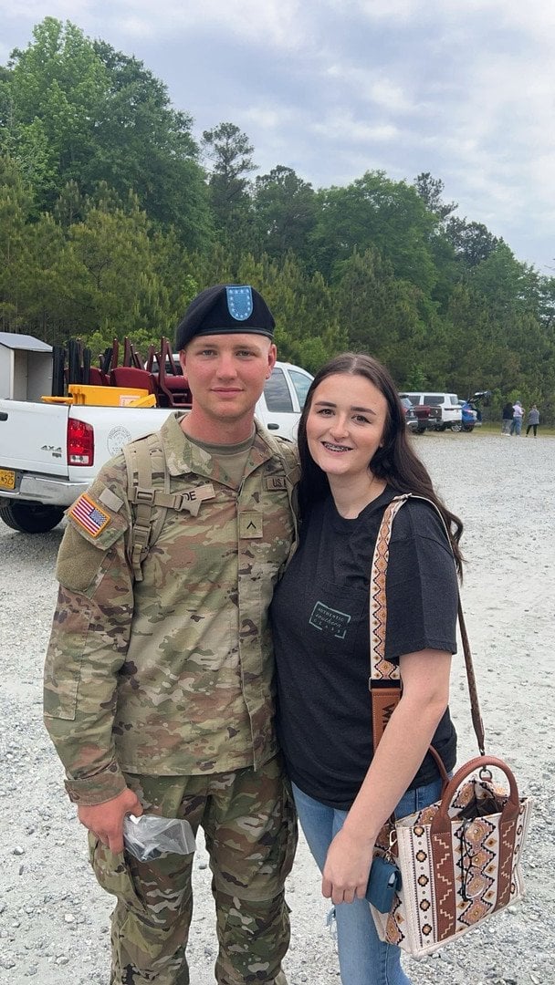 Мэттью Уэйд вместе с сестрой