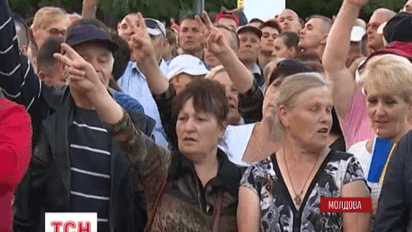 На центральную площадь Кишинева сходится все больше людей