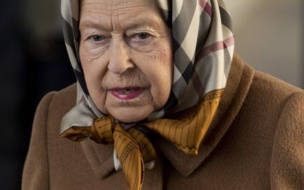 Сменила шляпу на платок: королева Елизавета II прибыла на рождественские каникулы в Сандрингем