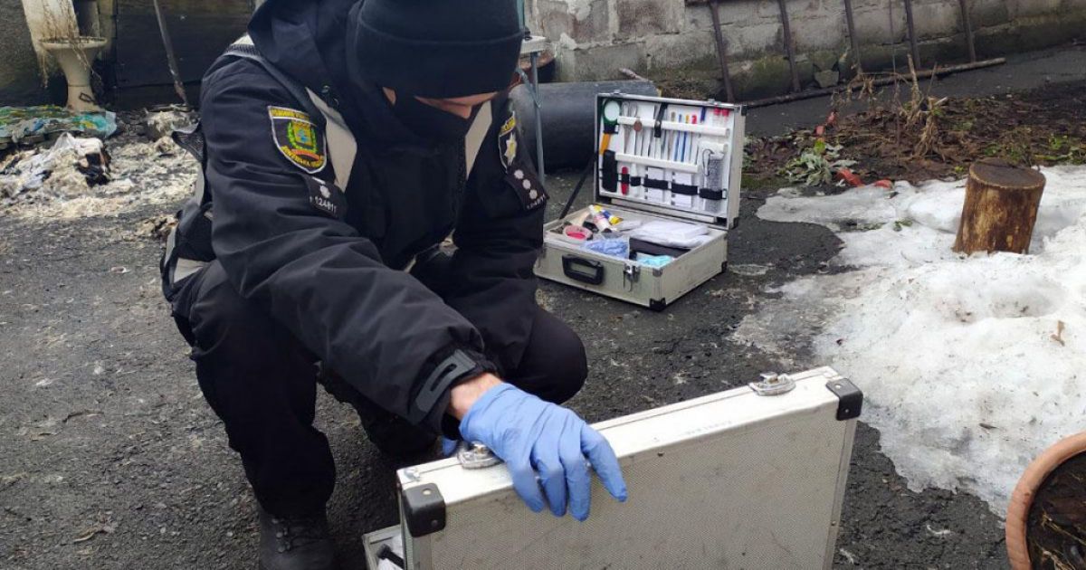 Пытался сжечь заживо: в Донецкой области мужчина напал на женщину в ее собственном доме