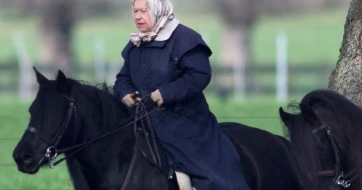В Великой Британии 90-летняя королева Елизавета II оседлала пони