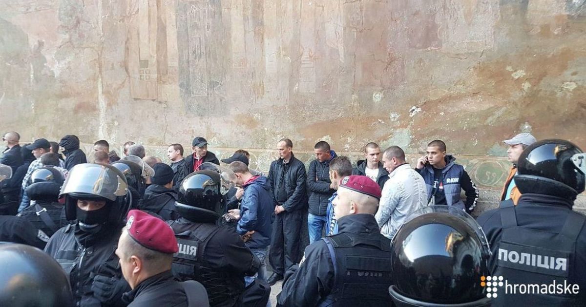 У Києві поліція затримала десятки молодиків поблизу Києво-Печерської лаври