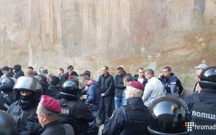 У Києві поліція затримала десятки молодиків поблизу Києво-Печерської лаври