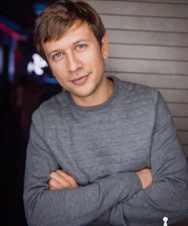 Дмитро Ступка кумедно підколов кохану у річницю стосунків і показав їхні солодкі поцілунки на тлі гір