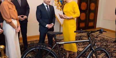 У банановій сукні і туфлях в тон килима: президентка Естонії Кальюлайд обрала для зустрічі з Зеленським яскравий образ