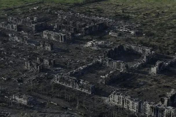 У Часовому Яру не залишилося жодної неушкодженої будівлі. Фото: Сухопутні війська України / © facebook.com/Сухопутні війська України