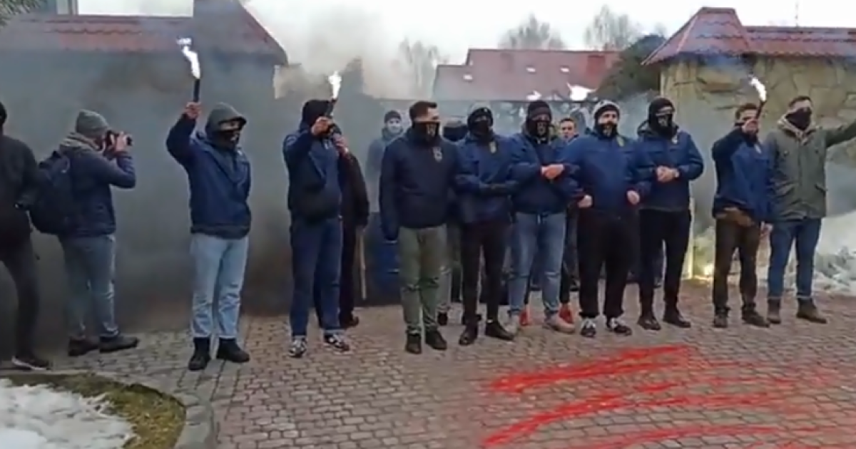Сміттєві баки та димові шашки: під Львовом пікетують заклади, які належать родичам Козака і Медведчука (відео)