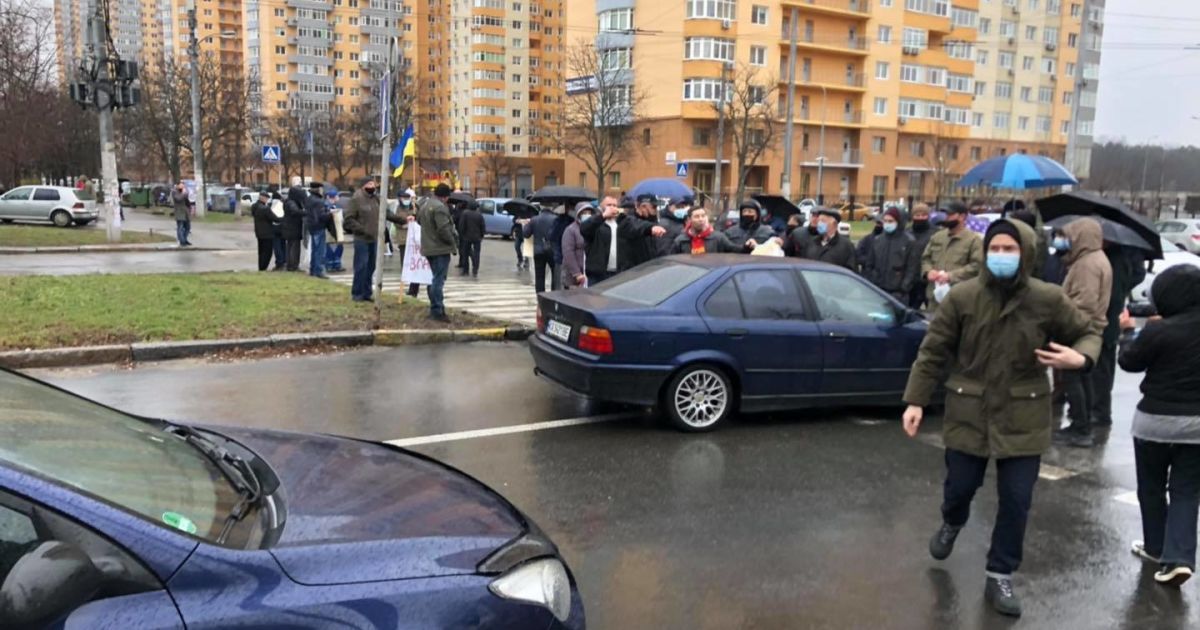 На Мінському массиві жителі перекрили проспект Рокоссовського, виступаючи проти будівництва ЖК та знесення гаражів