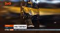 Пошел на таран: в спальном районе Харькова такси снесло металлическое ограждение и влетело в столб