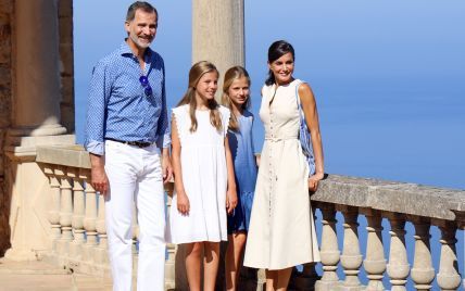 Счастливы у моря: испанская королевская семья предстала в новом фотосете