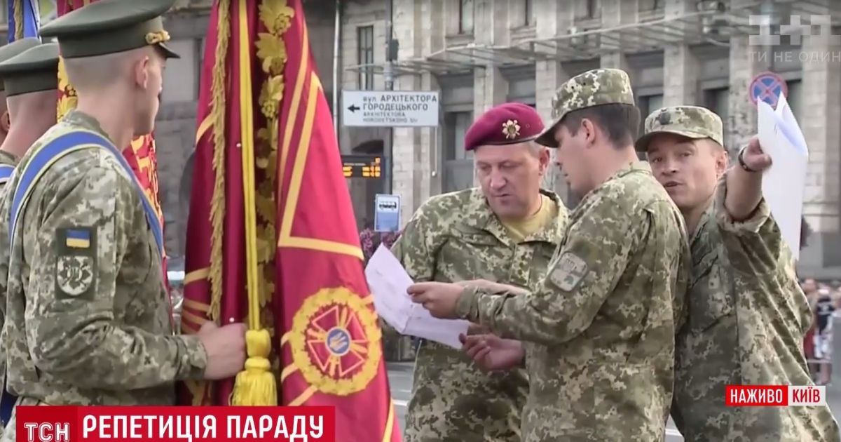 Репетиція параду на Хрещатику: сотні військових музикантів і нові назви бригад ЗСУ