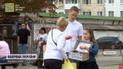 У Калуші маленька переселенка, попри скруту в сім’ї, майструє браслетики задля збирання коштів на ЗСУ