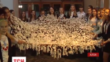 У Херсонських школах діти плетуть маскувальні сітки для військових