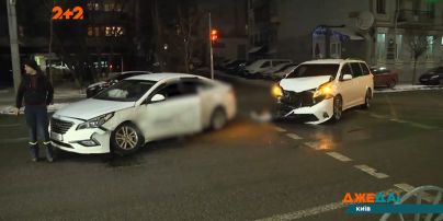 Два автомобіля зіткнулися на перехресті у центрі Києва