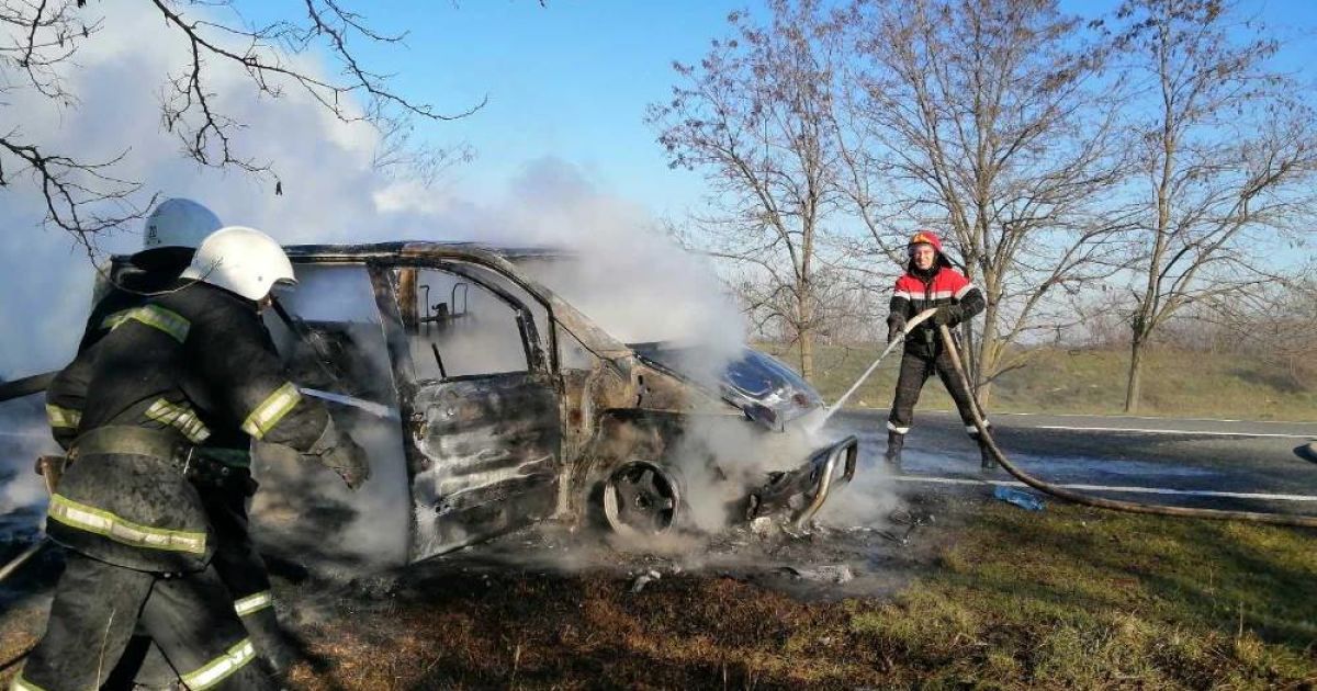 На трассе "Одесса-Рени" на ходу загорелась маршрутка с пассажирами