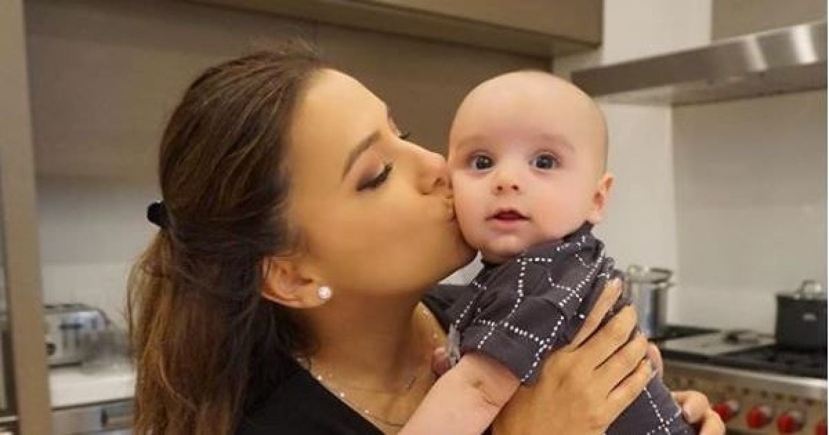 Щаслива матуся Єва Лонгорія зворушливо привітала свого сина з півріччям