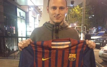Зозуля виставив на аукціон футболку "Барселони" з підписами її гравців
