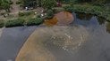 Угроза экосистеме столицы: как спасатели ликвидируют гигантский разлив нефти на озере в Киеве