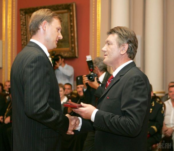 2006 год. Ющенко награждает Терещенко званием "заслуженный журналист" / © УНИАН