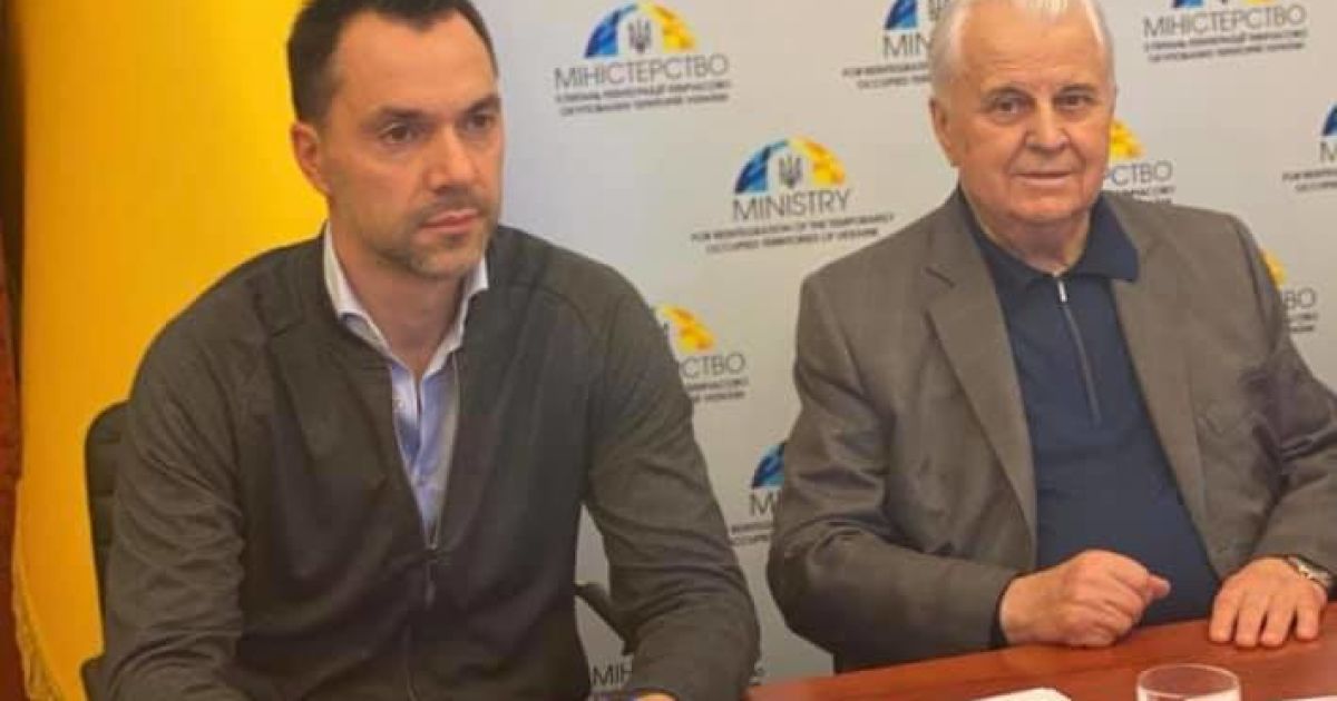Кравчук обрав блогера Арестовича спікером української делегації в ТКГ щодо Донбасу
