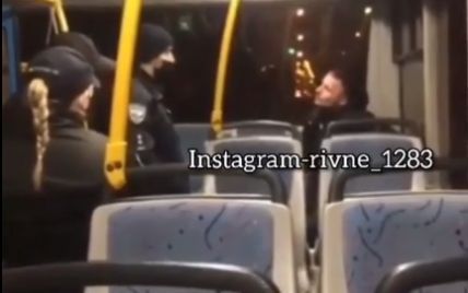 у Рівному патрульні закували у наручники пасажира тролейбуса (відео)