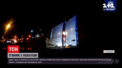 Новости Украины: вблизи Львова пьяный водитель лопатой разбил авто патрульных
