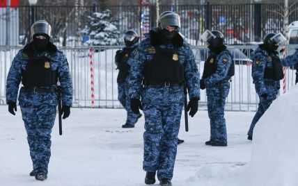 В Крыму силовики с обысками пришли к активисту: мужчину задержали