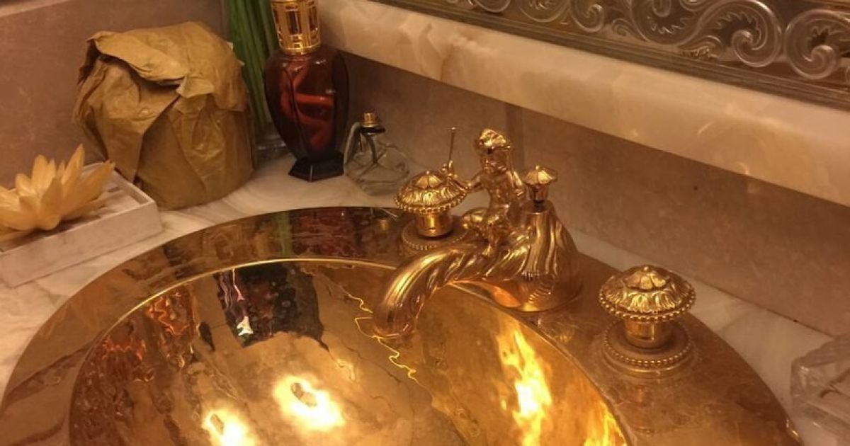 На Дніпропетровщині у директора держпідприємства знайшли золотий умивальник та годинник від Путіна