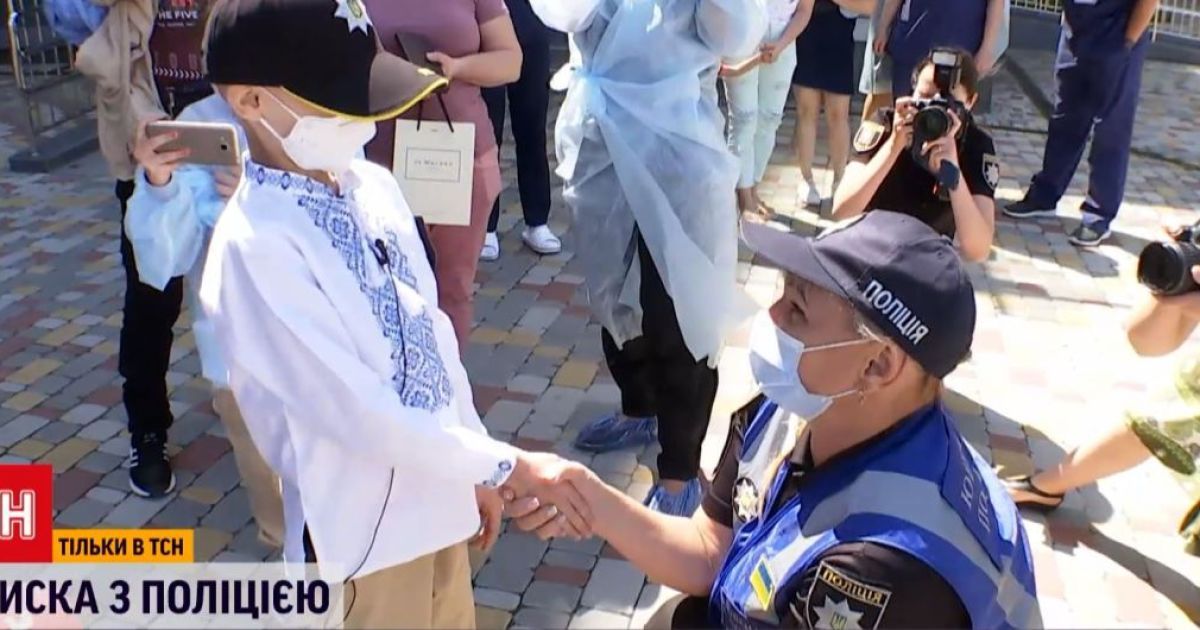Новости Киева: пациента "Охматдета" поздравили полицейские с собаками — Эксклюзив ТСН — tsn.ua - Vimarsana News