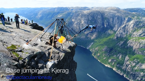 Зрелищные прыжки норвежских экстремалов и забавная реклама об изголодавшейся киевлянке. Тренды Сети