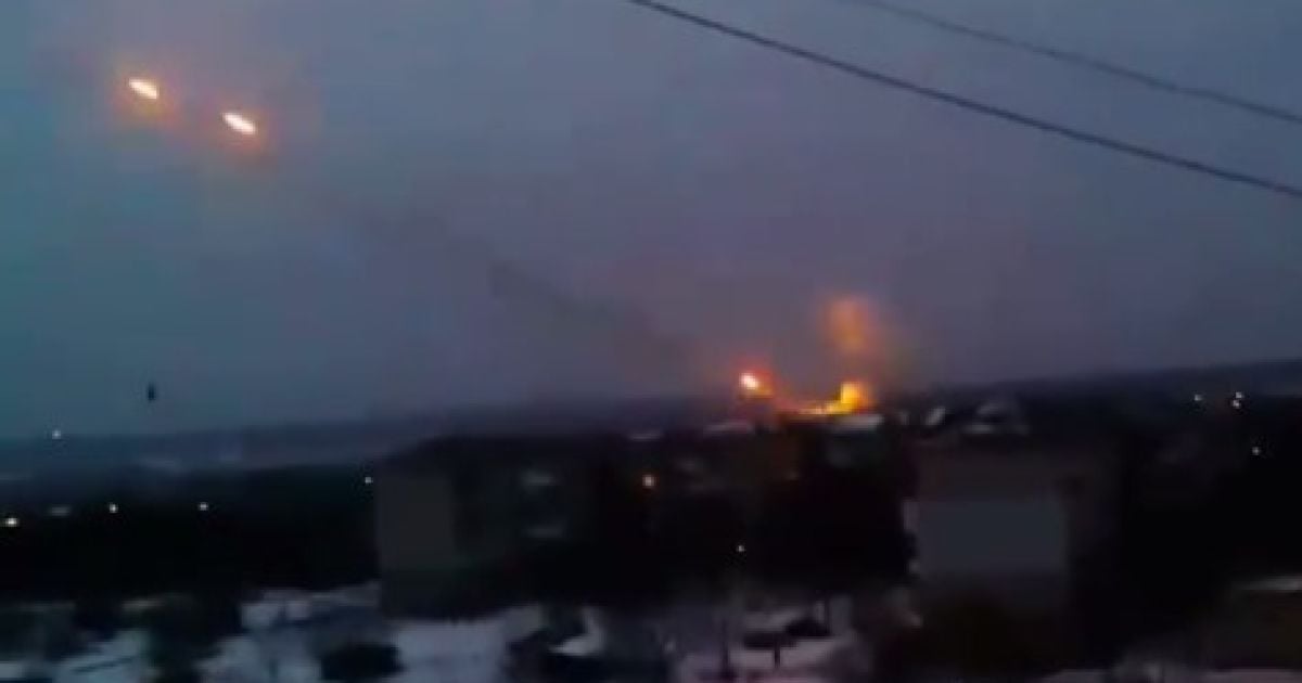 Боевики обстреливают аэропорт прямо из жилых районов. Скриншот с видео.