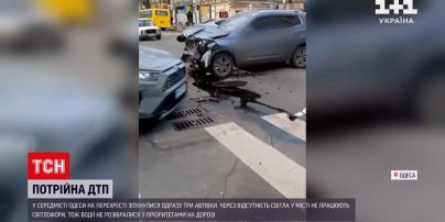 ДТП через блекаут: в Одесі водій протаранив двері в аптеку та розтрощив генератор
