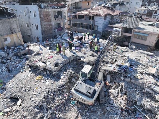 Українські рятувальники витягнули 55 загиблих з-під завалів у Туреччині