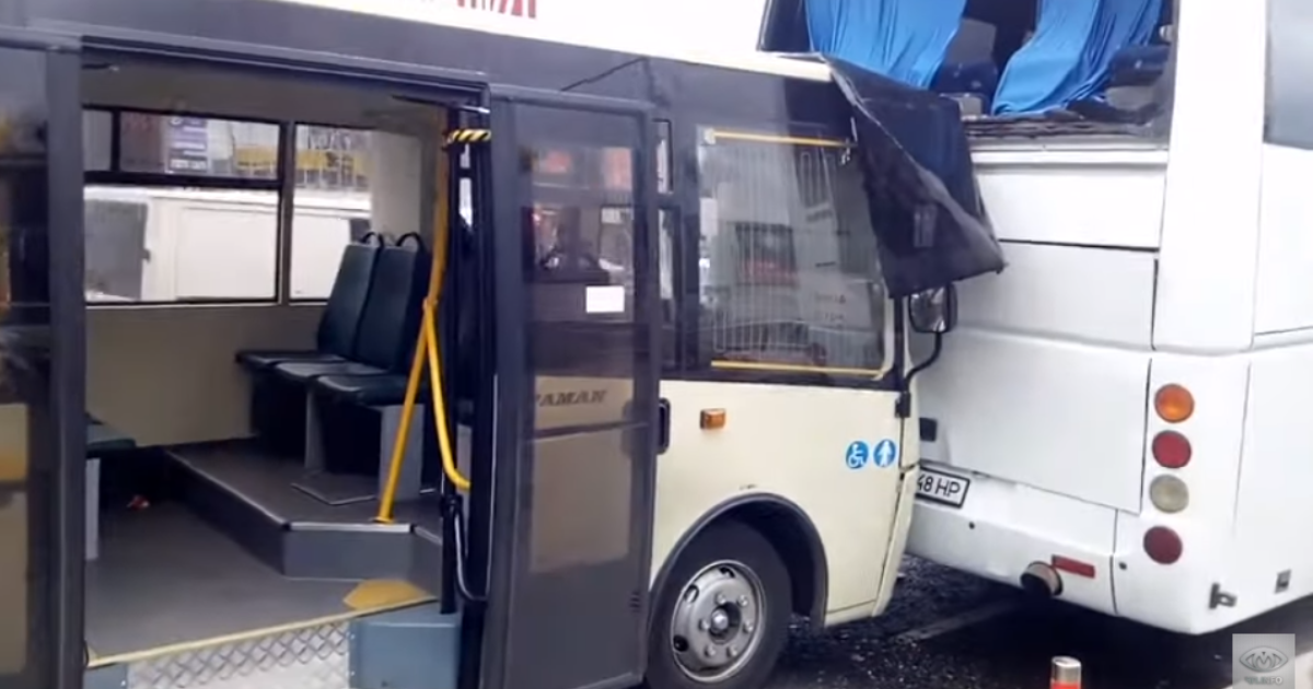 Замість гальм натиснув на газ: у Києві маршрутка влетіла в автобус (відео)
