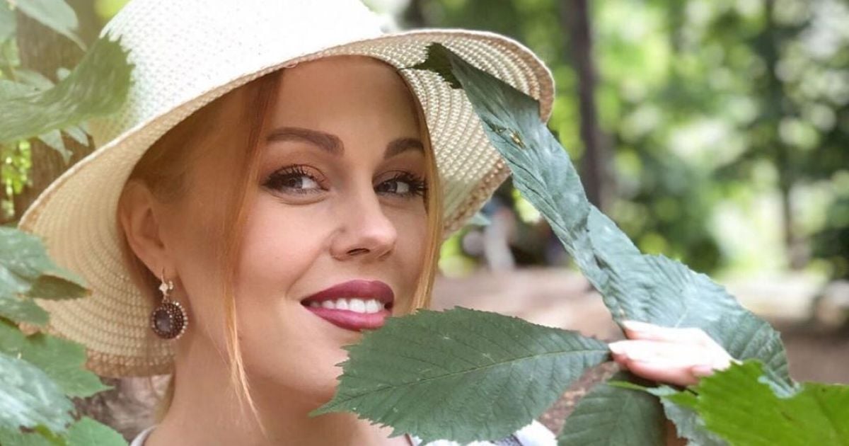Третий раз беременная Alyosha показала немалый животик в обтягивающем платье