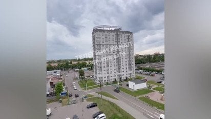 Дрон РФ врізався у висотку - відео