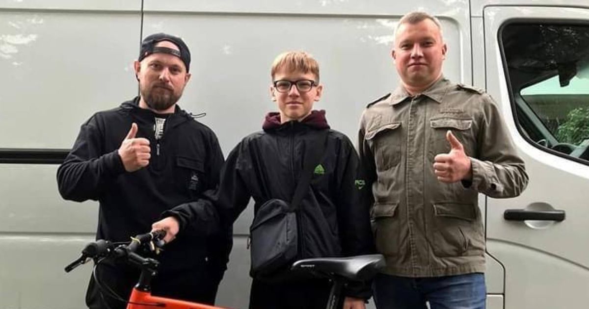 Підліток Тимофій з новеньким велосипедом