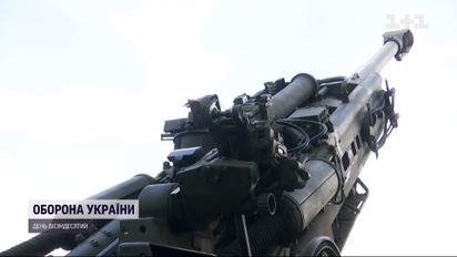 Українські військові показали роботу американських гаубиць М777
