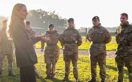 В аутфите цвета хаки: герцогиня Кембриджская на встрече с военными
