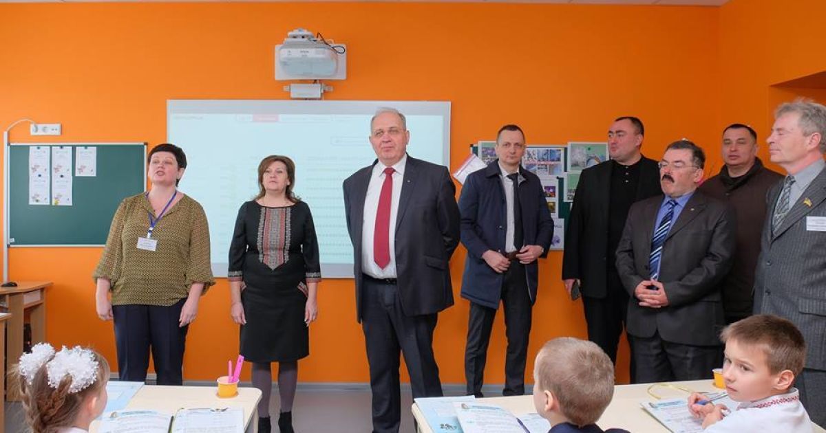 Юрий Голик показал образцовую школу на Днепропетровщине