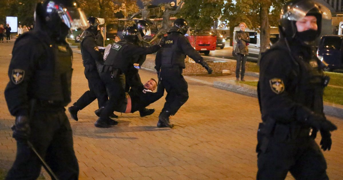 В Минске водителя авто одновременно атаковали 50 силовиков