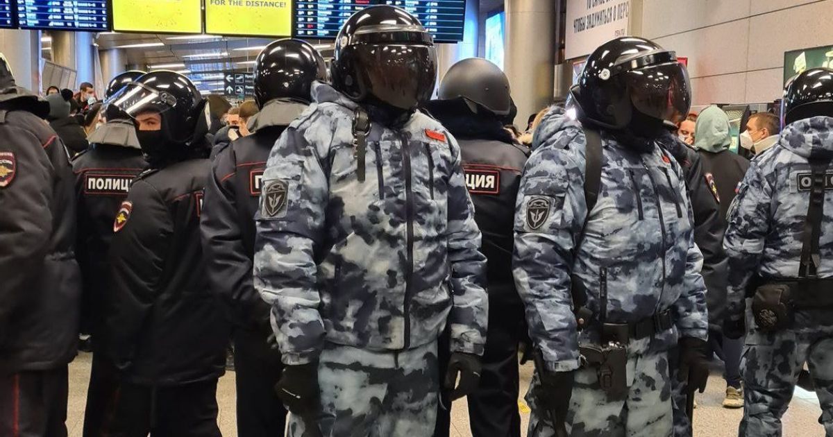 Кілька разів переносили посадку: в Росії літак Навального перенаправили до іншого аеропорту