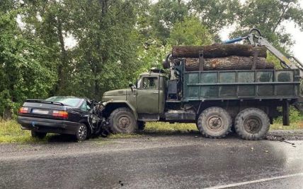 У Хмельницькій області вантажівка розчавила легковик: двоє загиблих