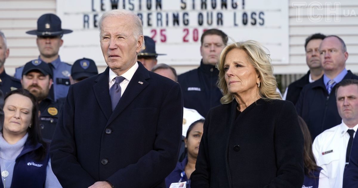 In a classic black coat and suede boots: Jill Biden laid flowers in ...