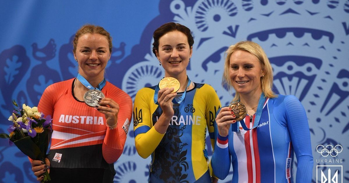 Анна Соловей (в центре)