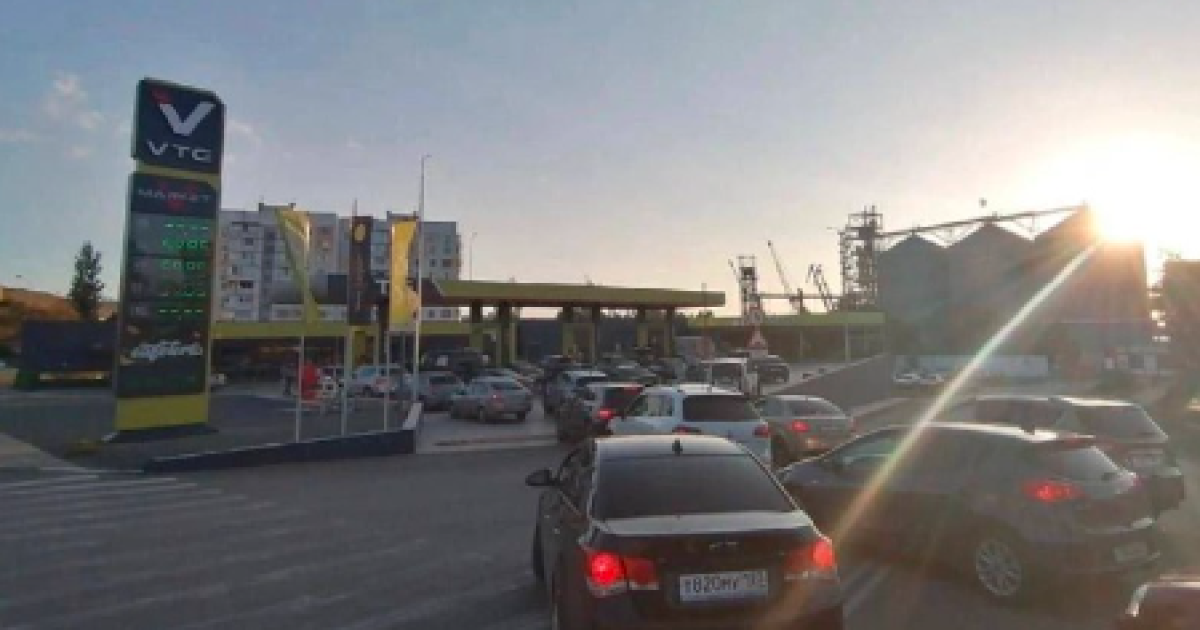 Жители Крыма после взрыва на мосту штурмуют АЗС (фото)