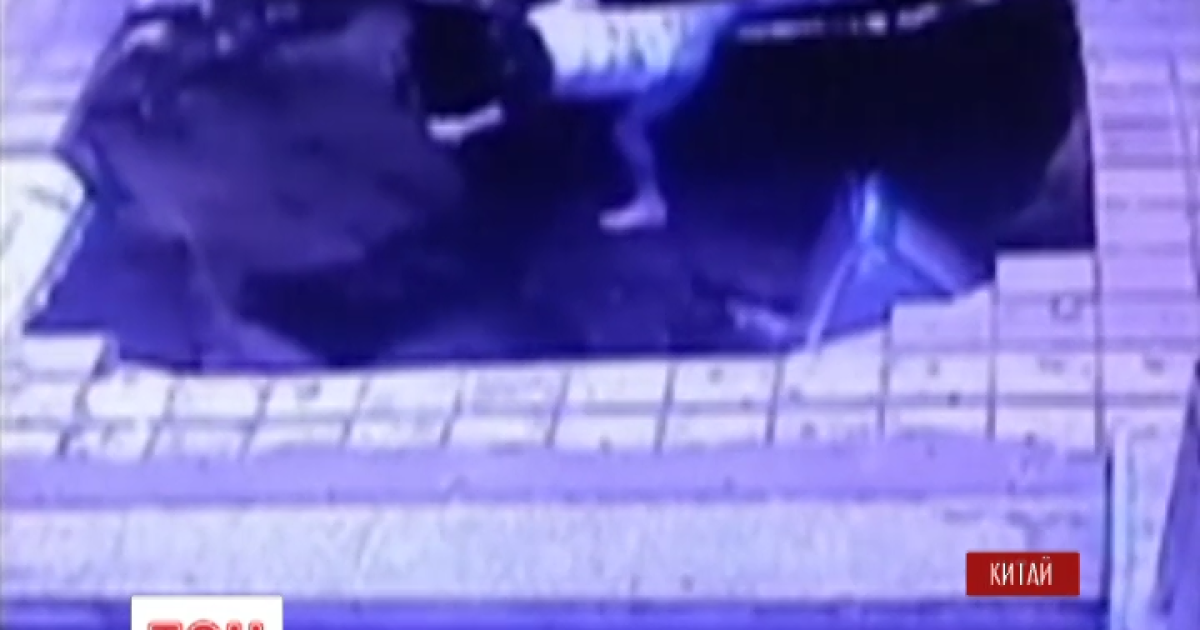 В Китае земля "проглотила" автобусную остановку