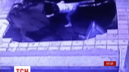 В китайском городе Харбин автобусная остановка провалилась под землю