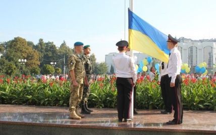 Как Украина празднует День флага: "побитые" войной стяги из АТО и сине-желтые рекорды